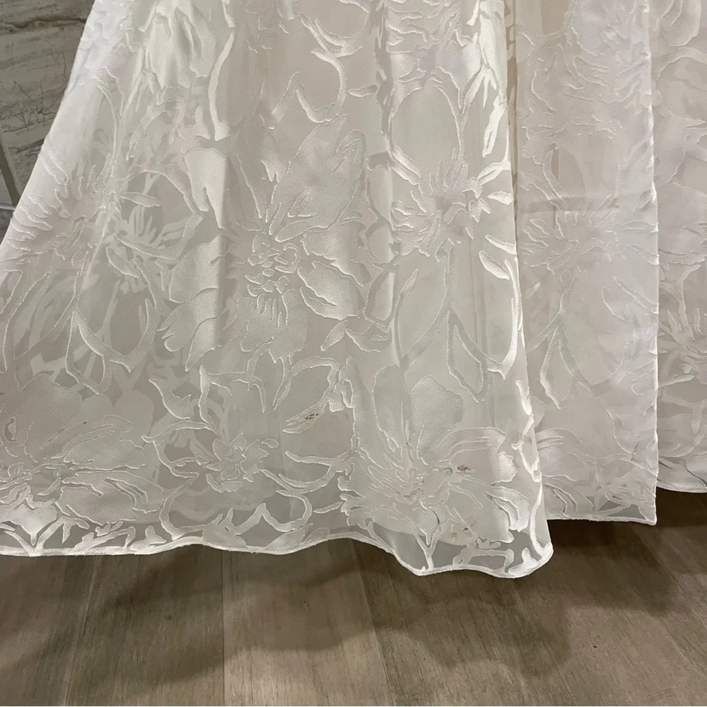 Beautiful ivory wedding gown - Picture 7 of 11